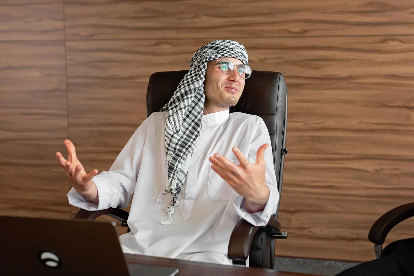 صورة توضيحية لنقاش عمل بحضور حاسوب محمول